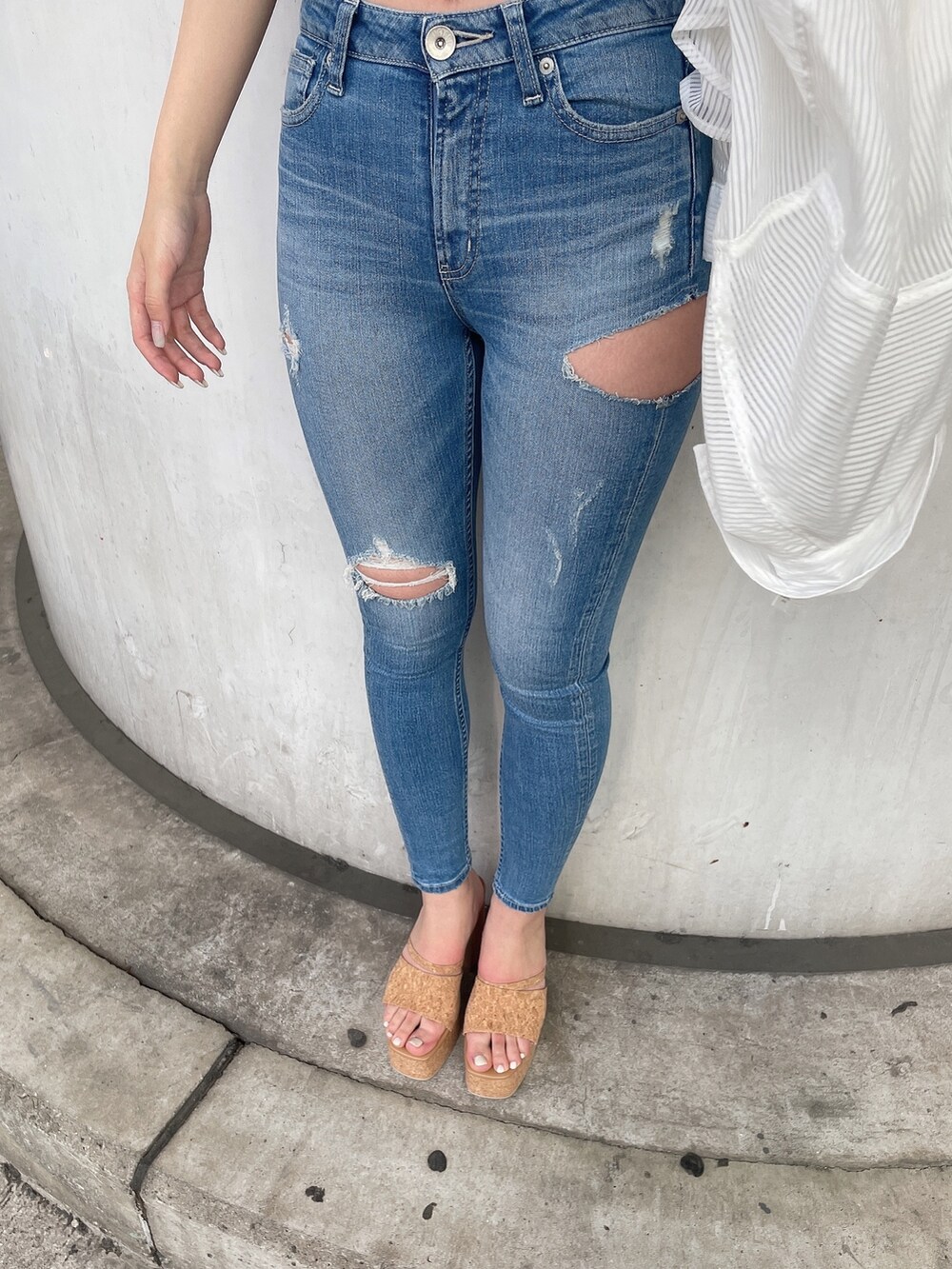 その他のシャツ/ブラウス、グリーン系のニット/セーター、ブルー系のデニムパンツを着用したレディースの春コーディネートの7枚目の写真