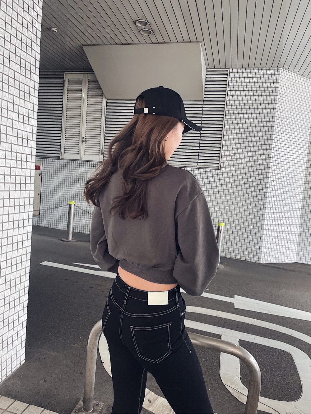 ブラック系のその他シューズ、ブラック系のデニムパンツ、グレー系のニット/セーターを着用したレディースの冬コーディネートの2枚目の写真