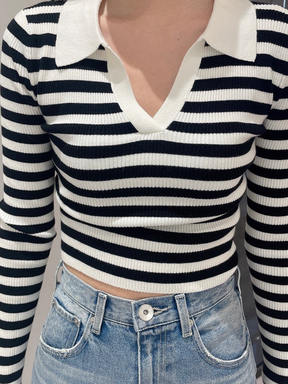 ブラック系のパンプス、その他のニット/セーター、ブルー系のデニムパンツを着用したレディースの冬コーディネートの5枚目の写真