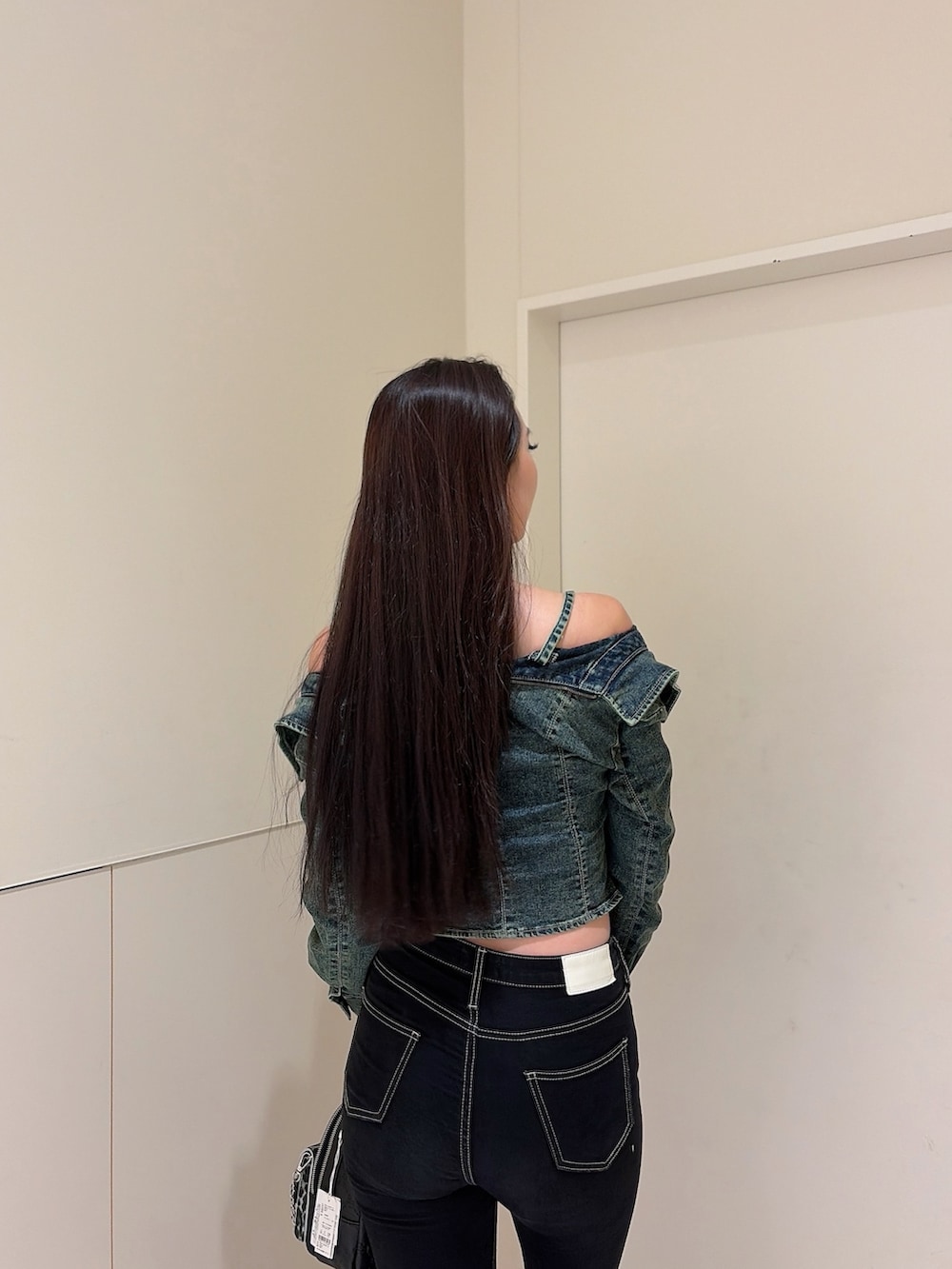 ブルー系のシャツ/ブラウス、ブラック系のデニムパンツ、ブラック系のバックパック/リュックを着用したレディースの秋コーディネートの6枚目の写真