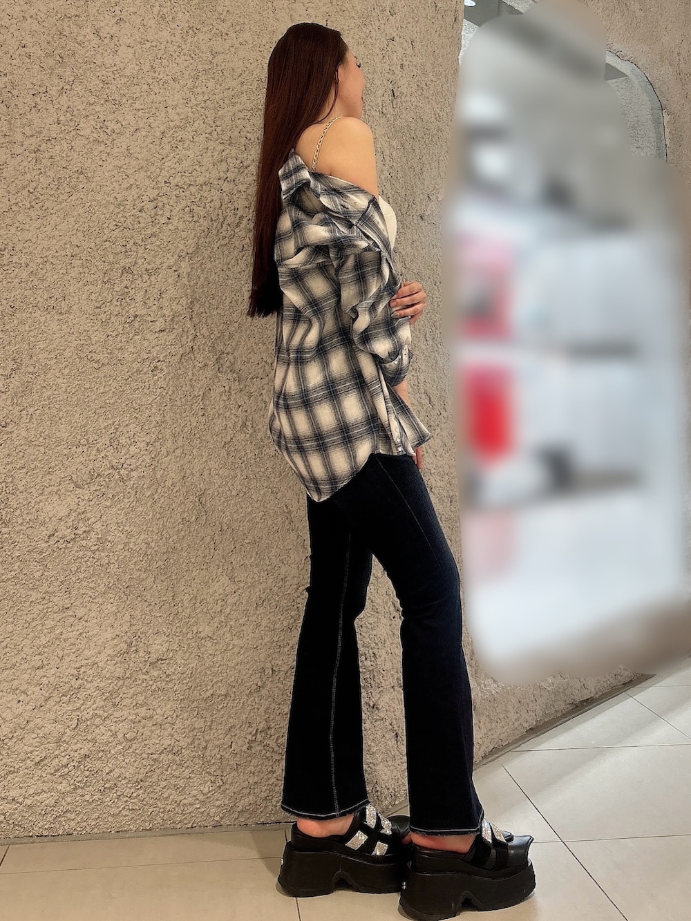 ブルー系のシャツ/ブラウス、ホワイト系のキャミソール、ブルー系のデニムパンツを着用したレディースの春コーディネートの2枚目の写真