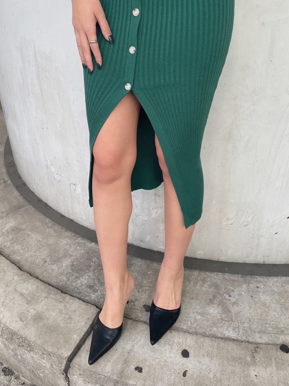グリーン系のワンピース、ブラック系のパンプスを着用したレディースの秋コーディネートの7枚目の写真