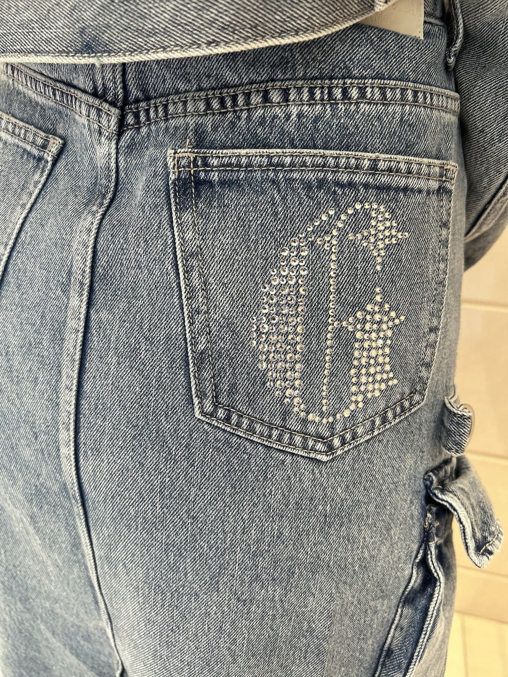 ホワイト系のスニーカー、ブルー系のデニムスカート、ブルー系のデニムジャケットを着用したレディースの冬コーディネートの8枚目の写真