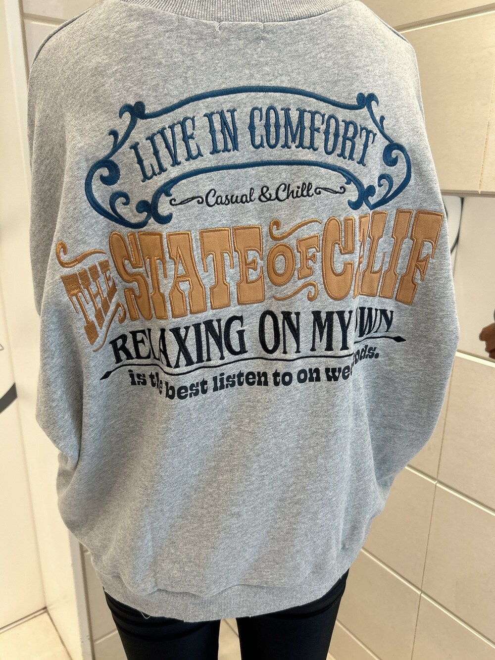 グレー系のスウェット、ブラック系のその他パンツ、ブラック系のブーツを着用したレディースの秋コーディネートの7枚目の写真