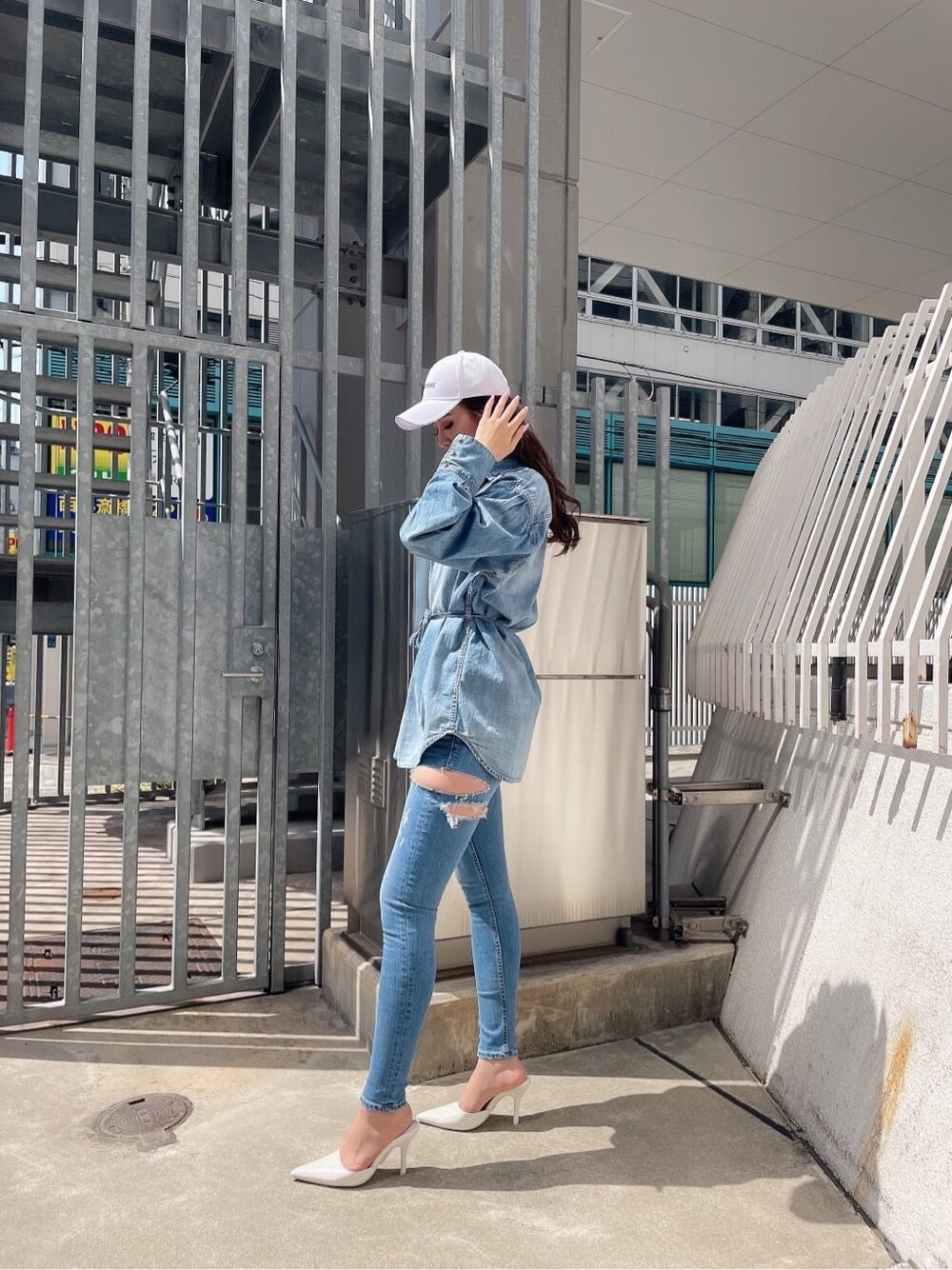 ホワイト系のパンプス、ブルー系のデニムパンツ、ブルー系のシャツ/ブラウスを着用したレディースの春コーディネートの5枚目の写真