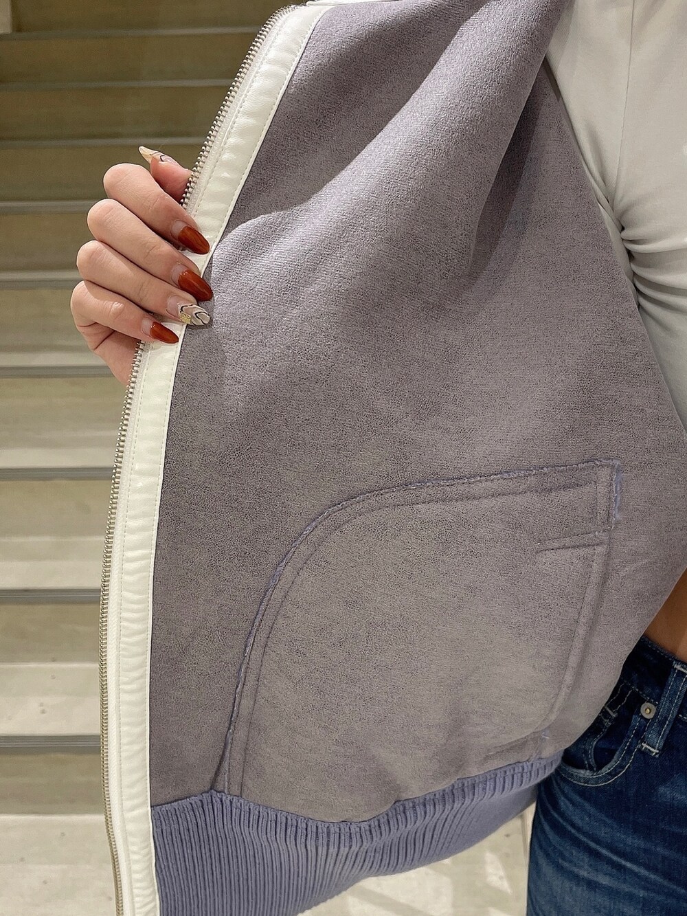 ブラック系のブーツ、ブルー系のデニムパンツ、ホワイト系のTシャツ/カットソーを着用したレディースの秋コーディネートの8枚目の写真