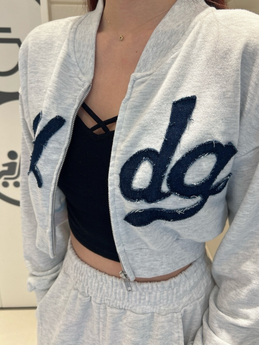 ホワイト系のパンプス、グレー系のスウェット、グレー系のスウェットパンツを着用したレディースの冬コーディネートの7枚目の写真