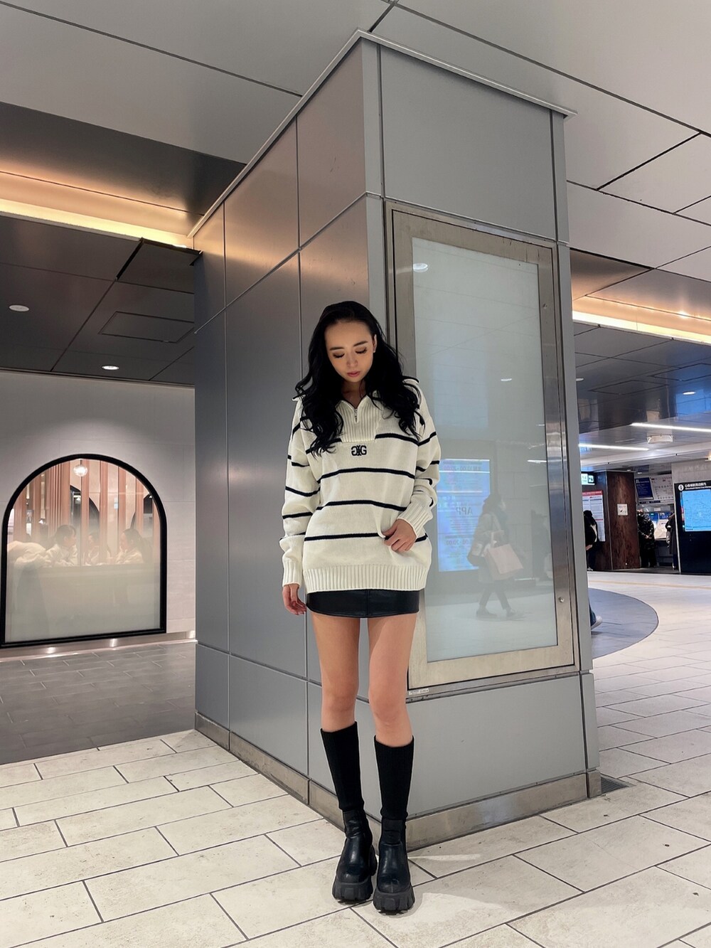 その他のニット/セーター、ブラック系のスカート、ブラック系のブーツを着用したレディースの冬コーディネートの2枚目の写真