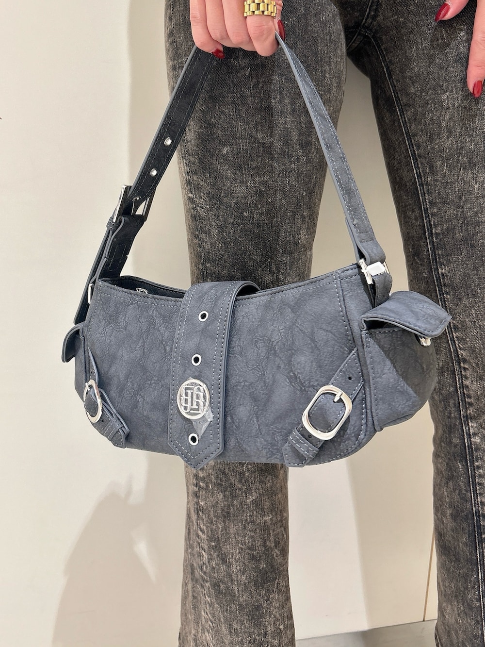 ブラック系のニット/セーター、ブルー系のデニムパンツ、グレー系のショルダーバッグを着用したレディースの秋コーディネートの7枚目の写真