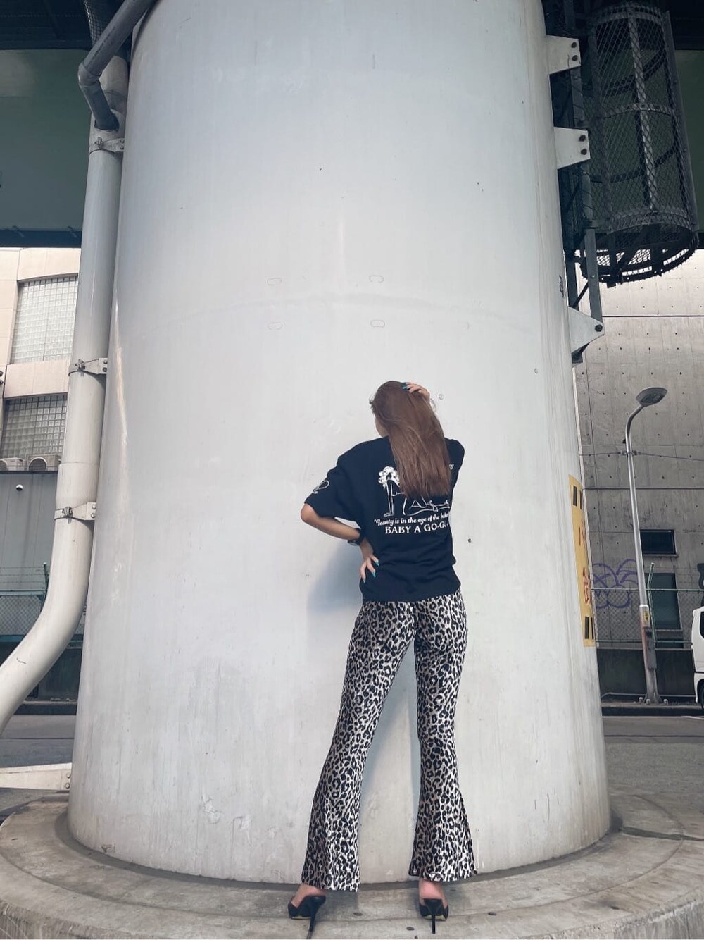 ブラック系のパンプス、その他のその他パンツ、ブラック系のTシャツ/カットソーを着用したレディースの夏コーディネートの2枚目の写真