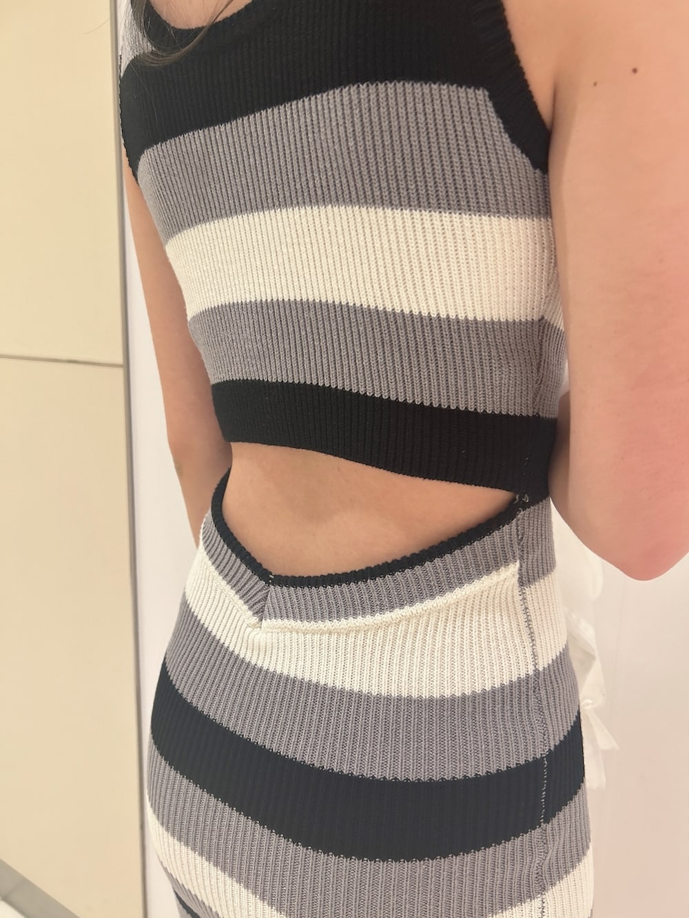 ブラック系のワンピース、ブラック系のサンダル、ホワイト系のシャツ/ブラウスを着用したレディースの夏コーディネートの6枚目の写真