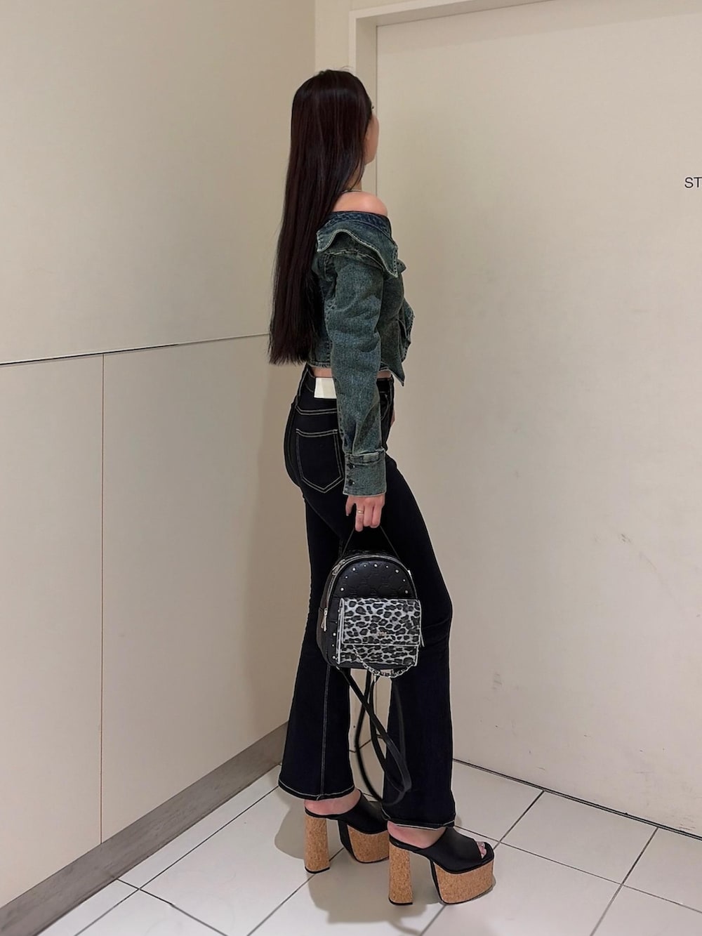 ブルー系のシャツ/ブラウス、ブラック系のデニムパンツ、ブラック系のバックパック/リュックを着用したレディースの秋コーディネートの2枚目の写真