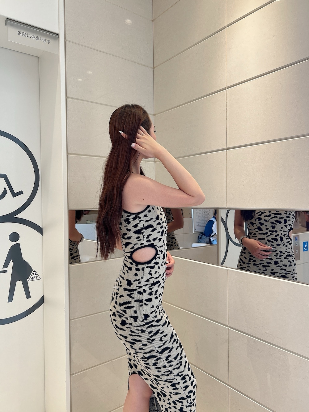 その他のワンピース、ベージュ系のサンダルを着用したレディースの夏コーディネートの5枚目の写真