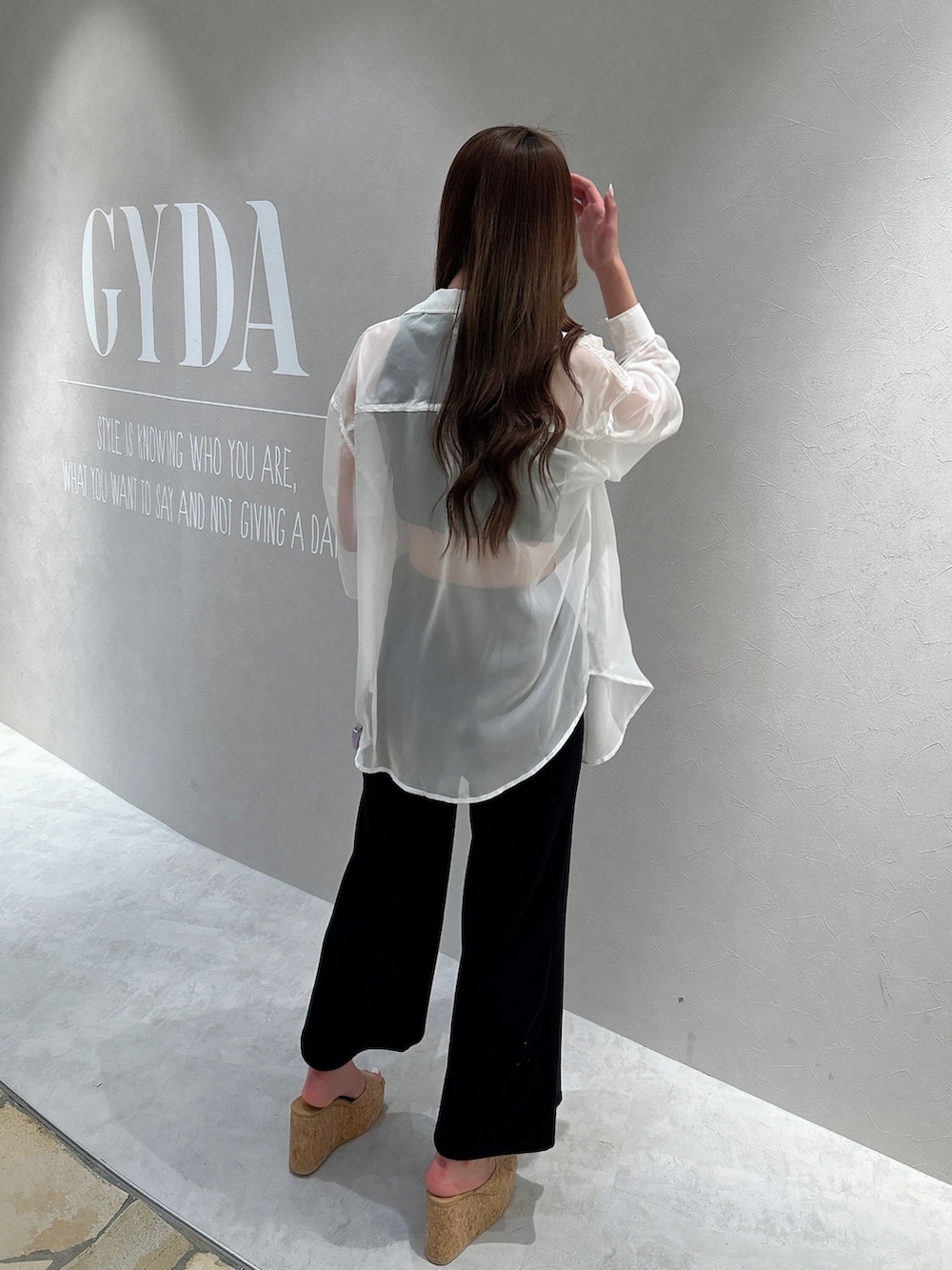 ホワイト系のシャツ/ブラウス、ブラック系のつなぎ/オールインワン、パープル系のハンドバッグを着用したレディースの春コーディネートの3枚目の写真