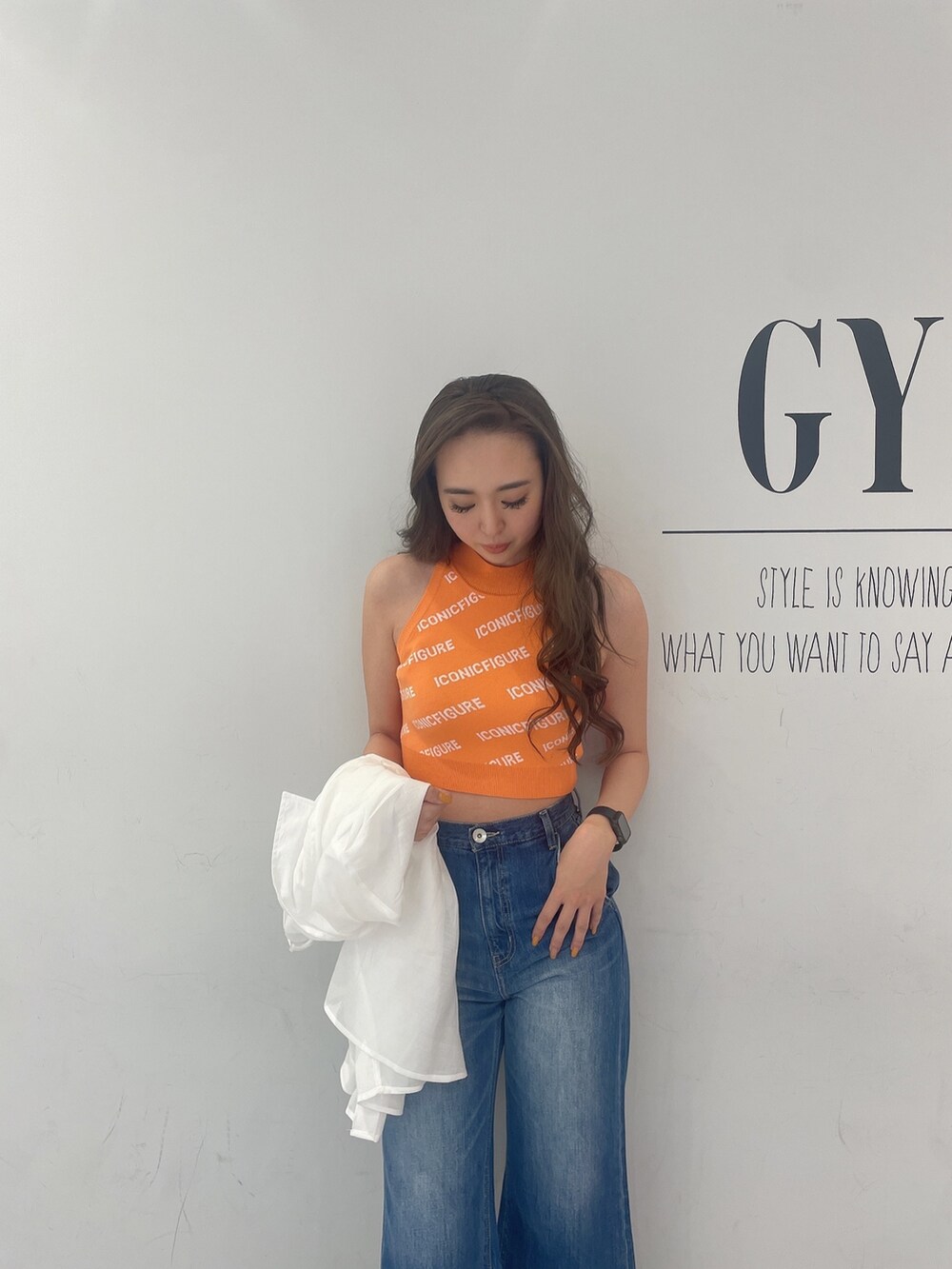 ブルー系のデニムパンツ、ホワイト系のシャツ/ブラウス、ベージュ系のサンダルを着用したレディースの春コーディネートの4枚目の写真