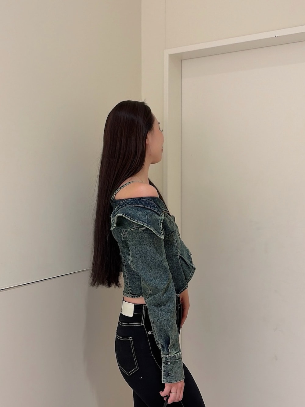 ブルー系のシャツ/ブラウス、ブラック系のデニムパンツ、ブラック系のバックパック/リュックを着用したレディースの秋コーディネートの5枚目の写真