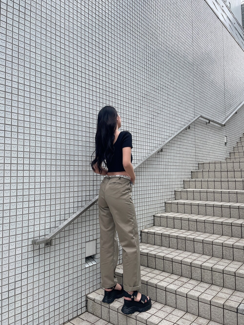 ベージュ系のその他パンツ、ブラック系のサンダル、その他のニット/セーターを着用したレディースの春コーディネートの2枚目の写真