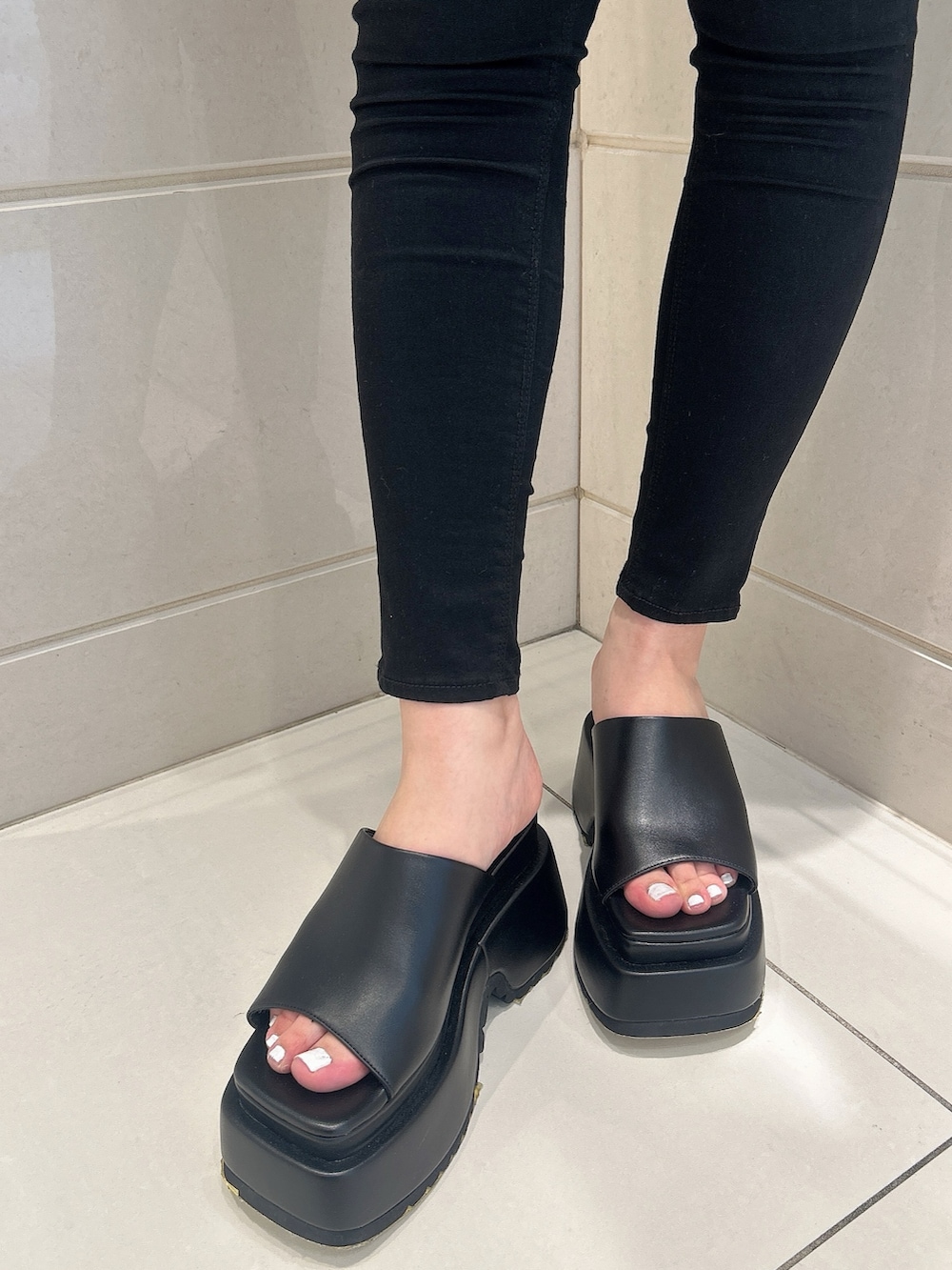 ホワイト系のTシャツ/カットソー、ブラック系のデニムパンツ、ブラック系のサンダルを着用したレディースの夏コーディネートの7枚目の写真