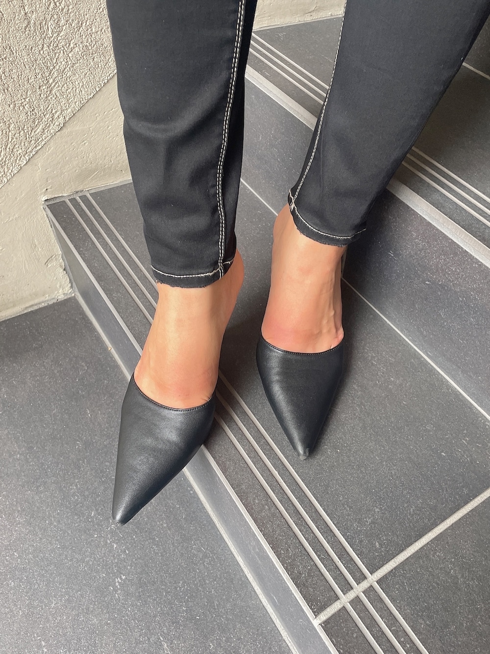 ブラック系のデニムパンツ、ホワイト系のシャツ/ブラウス、ブラック系のパンプスを着用したレディースの夏コーディネートの7枚目の写真