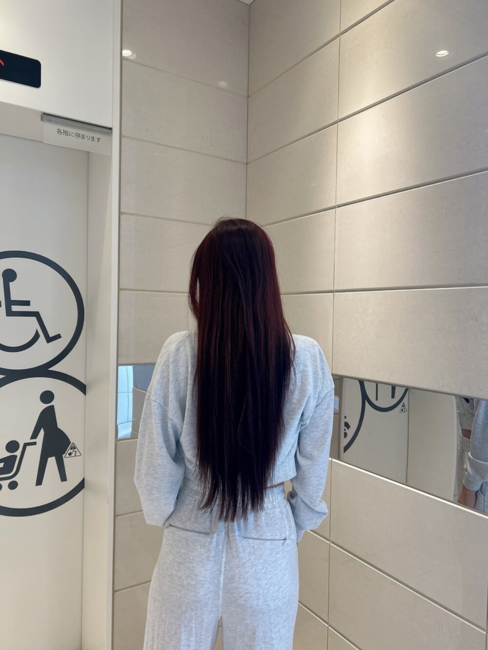 ホワイト系のパンプス、グレー系のスウェット、グレー系のスウェットパンツを着用したレディースの冬コーディネートの6枚目の写真