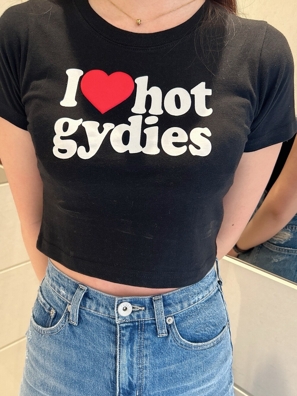 ブラック系のTシャツ/カットソー、ブルー系のデニムパンツ、ブラック系のハンドバッグを着用したレディースの春コーディネートの7枚目の写真