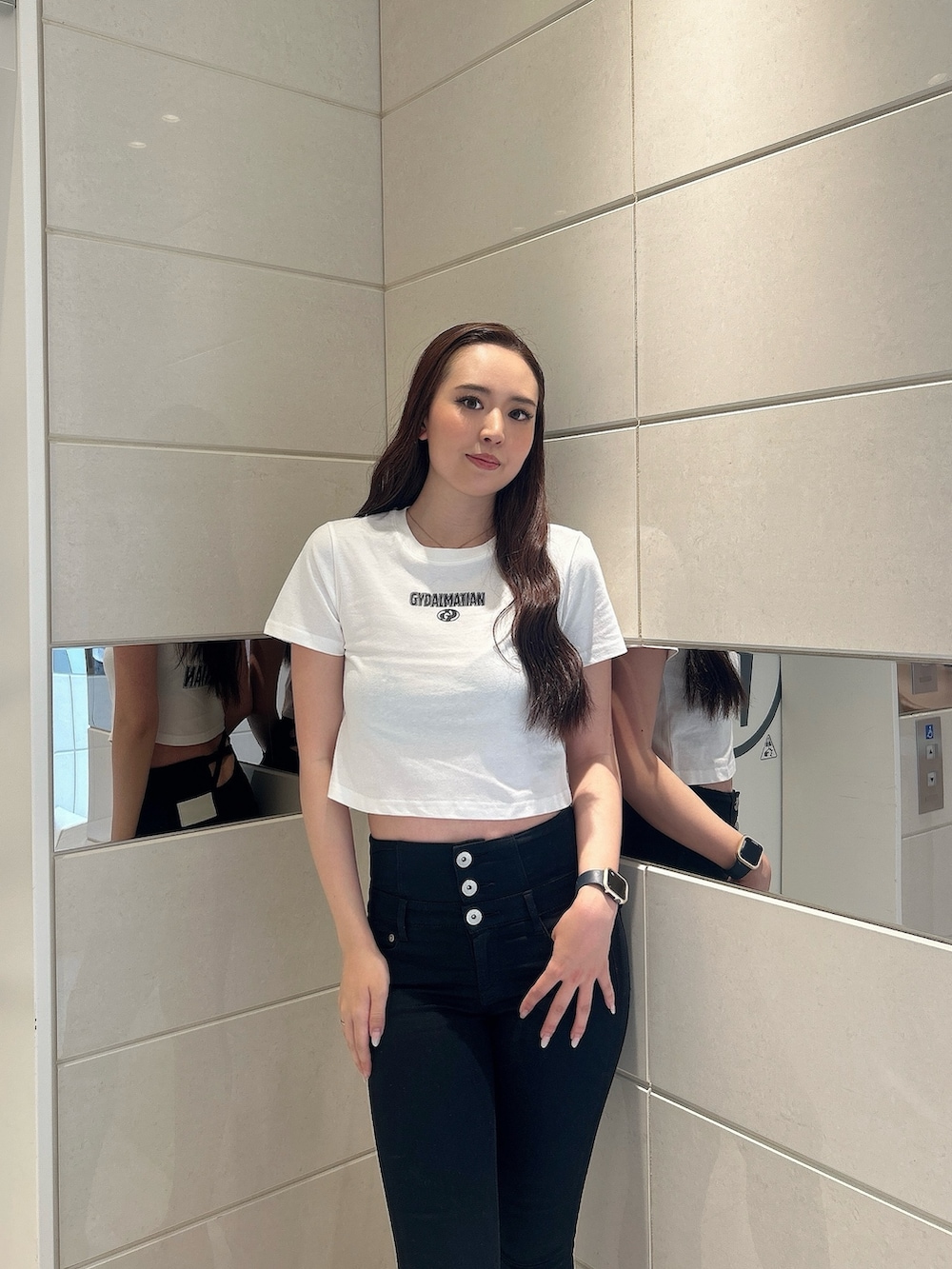 ホワイト系のTシャツ/カットソー、ブラック系のデニムパンツ、ブラック系のサンダルを着用したレディースの夏コーディネートの4枚目の写真