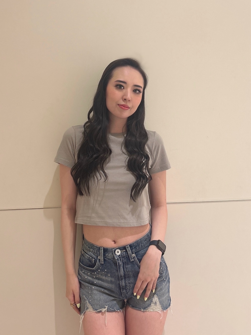 ベージュ系のTシャツ/カットソー、ブルー系のデニムパンツ、ベージュ系のサンダルを着用したレディースの夏コーディネートの4枚目の写真