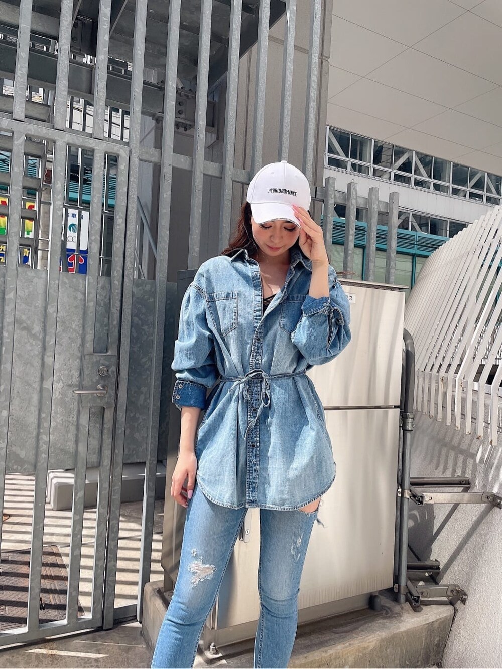 ホワイト系のパンプス、ブルー系のデニムパンツ、ブルー系のシャツ/ブラウスを着用したレディースの春コーディネートの2枚目の写真