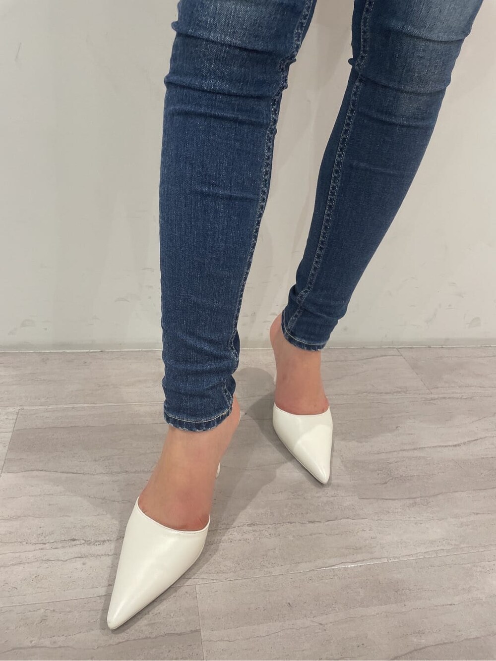 ホワイト系のパンプス、ブルー系のデニムパンツ、ホワイト系のシャツ/ブラウスを着用したレディースの春コーディネートの8枚目の写真