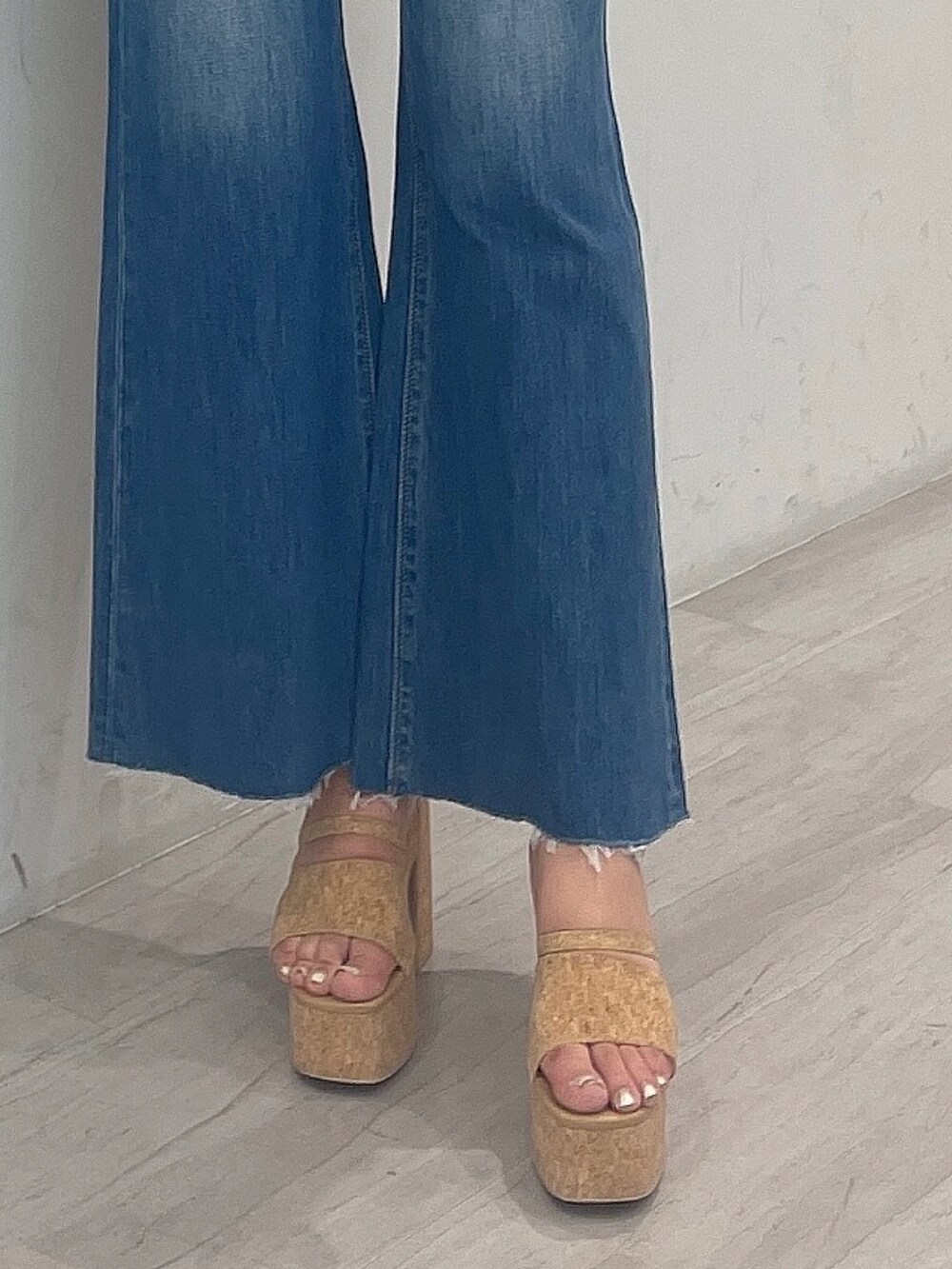 ブルー系のデニムパンツ、ホワイト系のシャツ/ブラウス、ベージュ系のサンダルを着用したレディースの春コーディネートの8枚目の写真