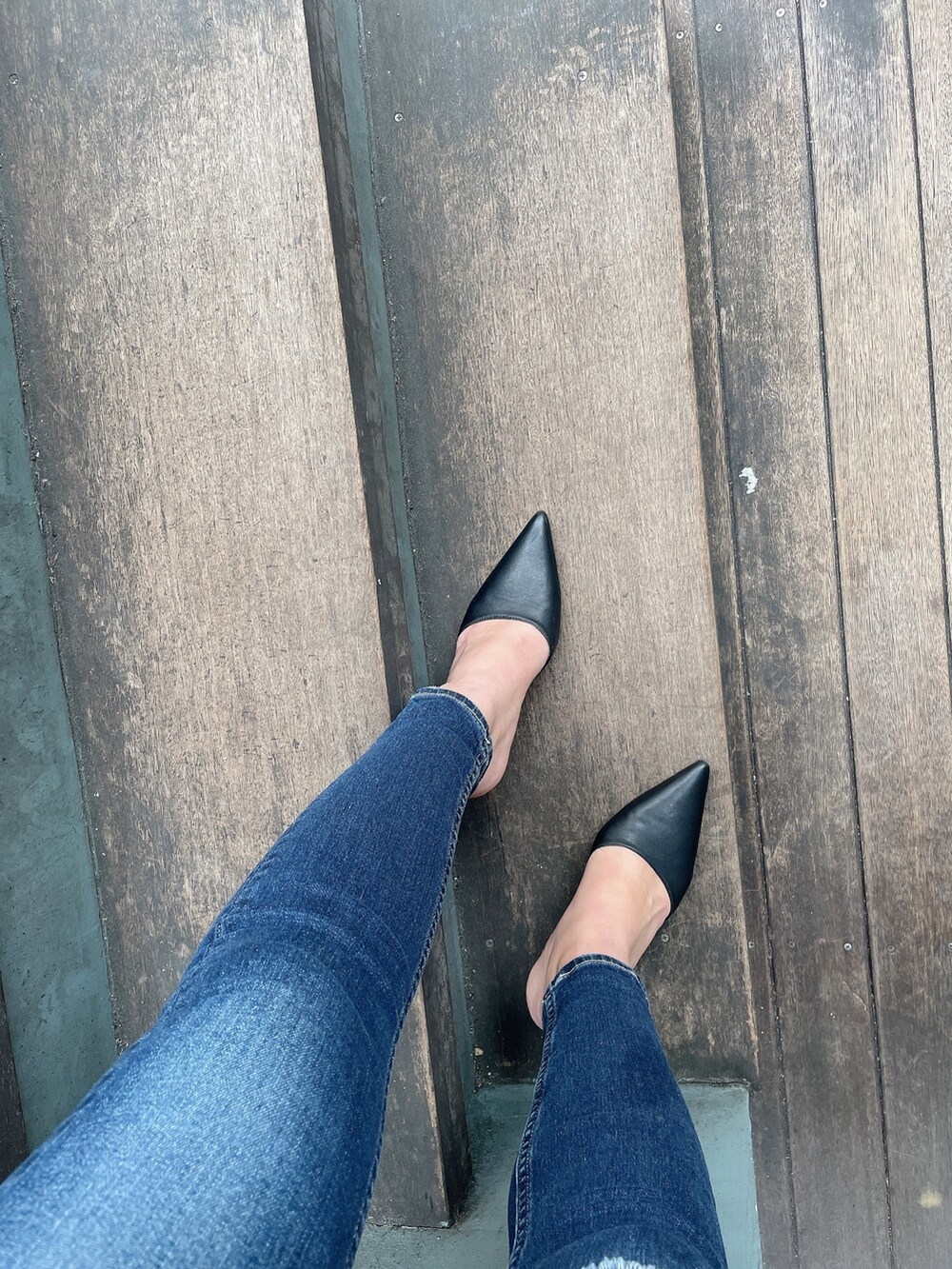 ブルー系のデニムパンツ、ブラック系のパンプス、グレー系のニット/セーターを着用したレディースの冬コーディネートの8枚目の写真