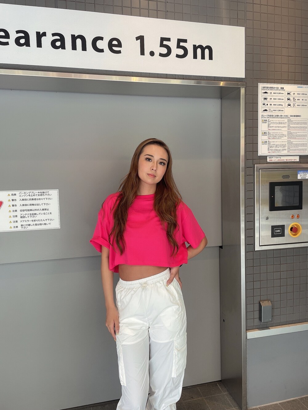 ホワイト系のスニーカー、ホワイト系のカーゴパンツ、ピンク系のTシャツ/カットソーを着用したレディースの夏コーディネートの3枚目の写真