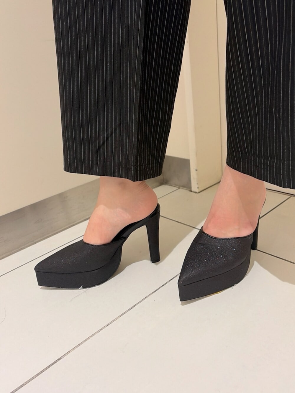 ブラック系のパンプス、ブラック系のつなぎ/オールインワン、ホワイト系のハンドバッグを着用したレディースの秋コーディネートの7枚目の写真