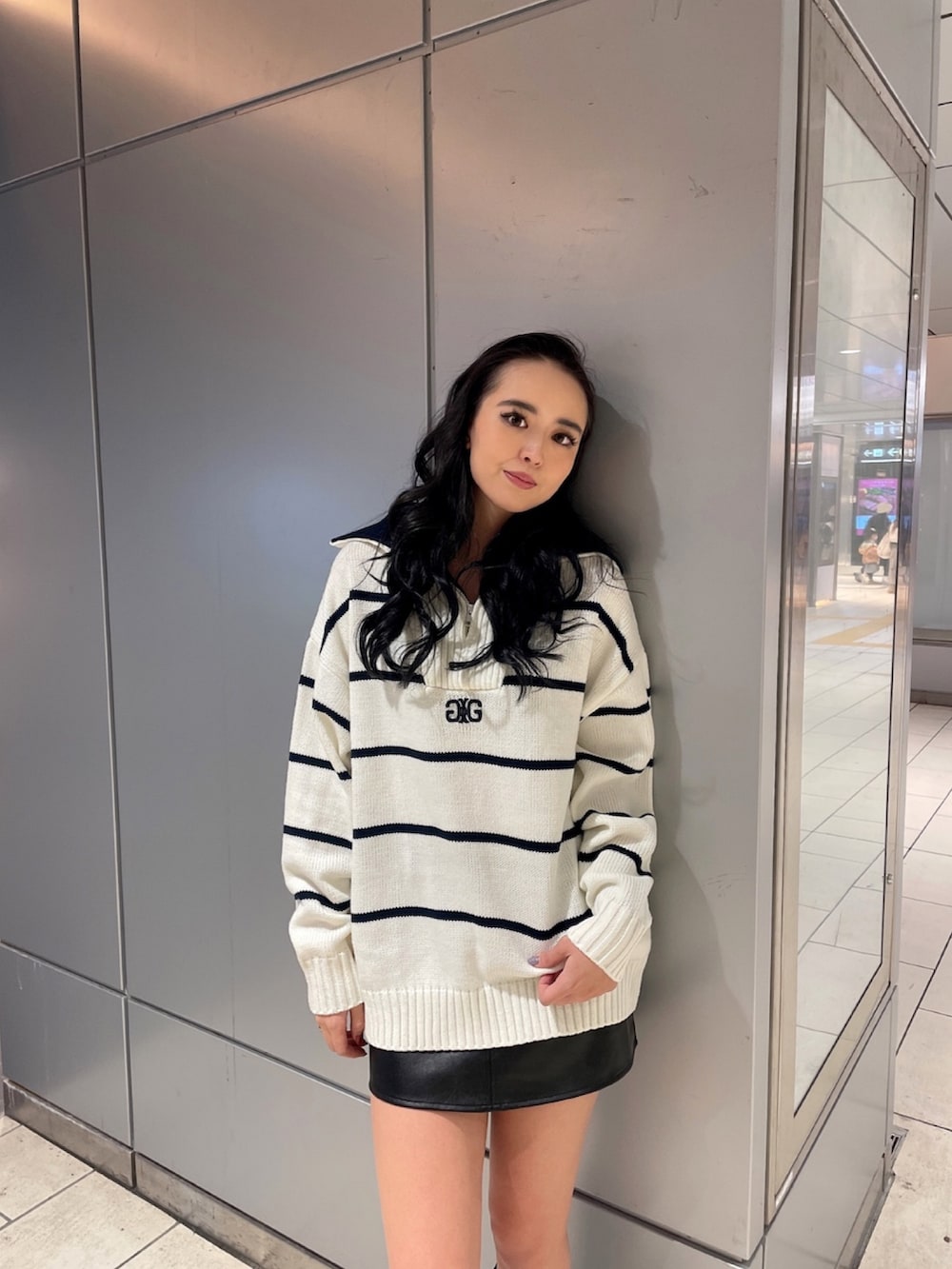 その他のニット/セーター、ブラック系のスカート、ブラック系のブーツを着用したレディースの冬コーディネートの4枚目の写真