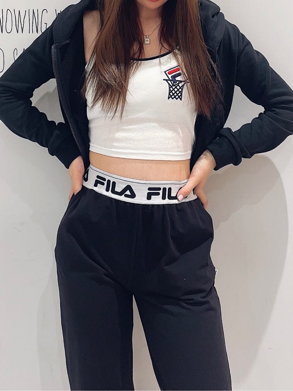 ブラック系のパーカー、グレー系のその他パンツ、ブラック系のキャミソールを着用したレディースの春コーディネートの2枚目の写真