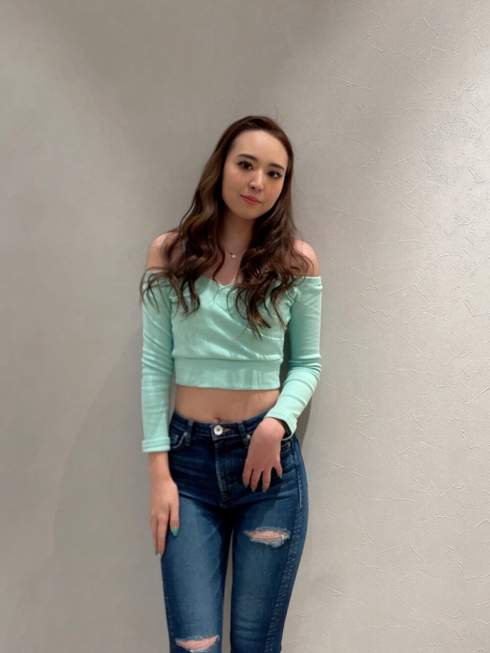 グリーン系のTシャツ/カットソー、ブルー系のデニムパンツ、ブラック系のパンプスを着用したレディースの春コーディネートの4枚目の写真