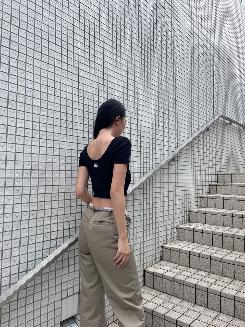 ベージュ系のその他パンツ、ブラック系のサンダル、その他のニット/セーターを着用したレディースの春コーディネートの4枚目の写真