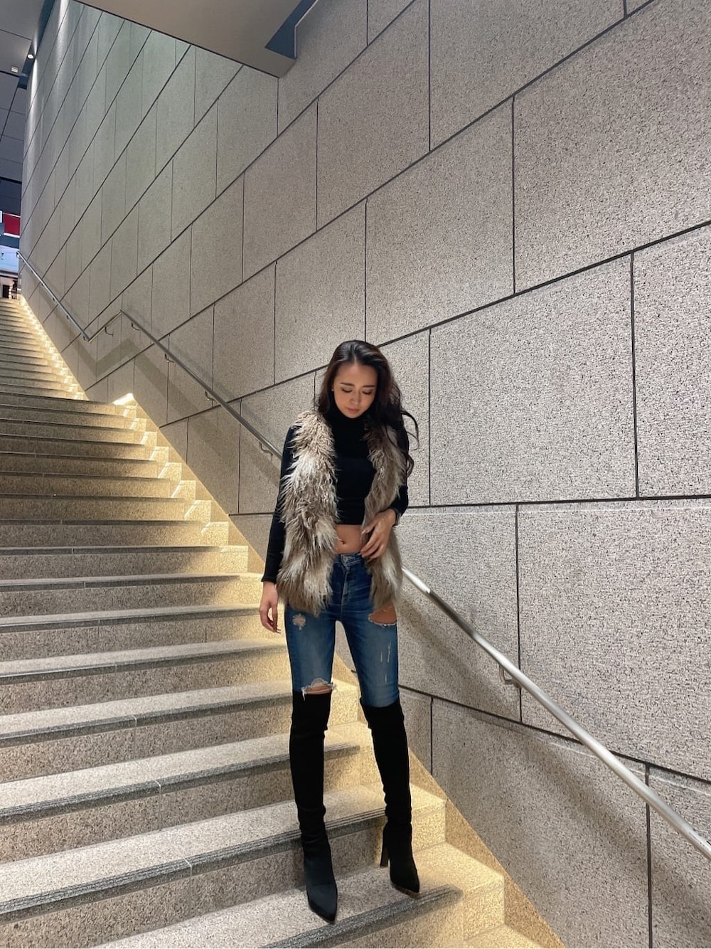 ブルー系のデニムパンツ、その他のベスト、ブラック系のTシャツ/カットソーを着用したレディースの秋コーディネートの2枚目の写真