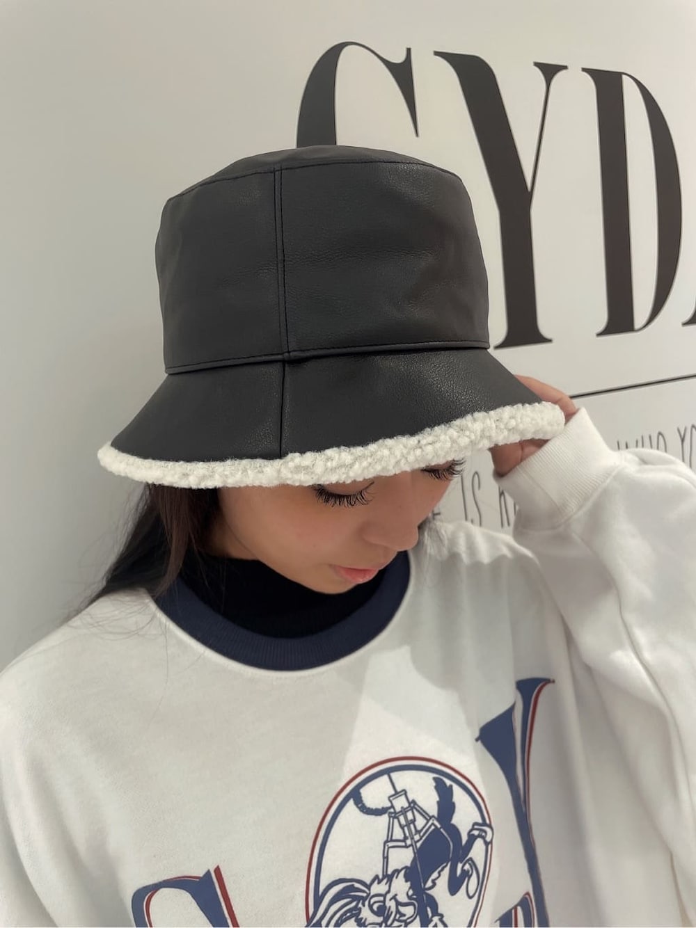 ホワイト系のスウェット、ブラック系のパンプス、ブラック系のワンピースを着用したレディースの秋コーディネートの8枚目の写真