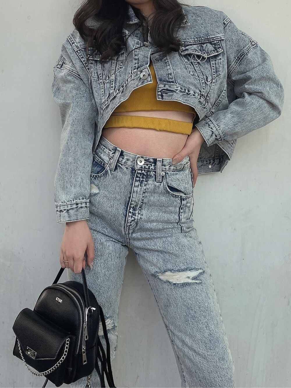 ブラック系のパンプス、イエロー系のキャミソール、ブラック系のバックパック/リュックを着用したレディースの春コーディネートの4枚目の写真