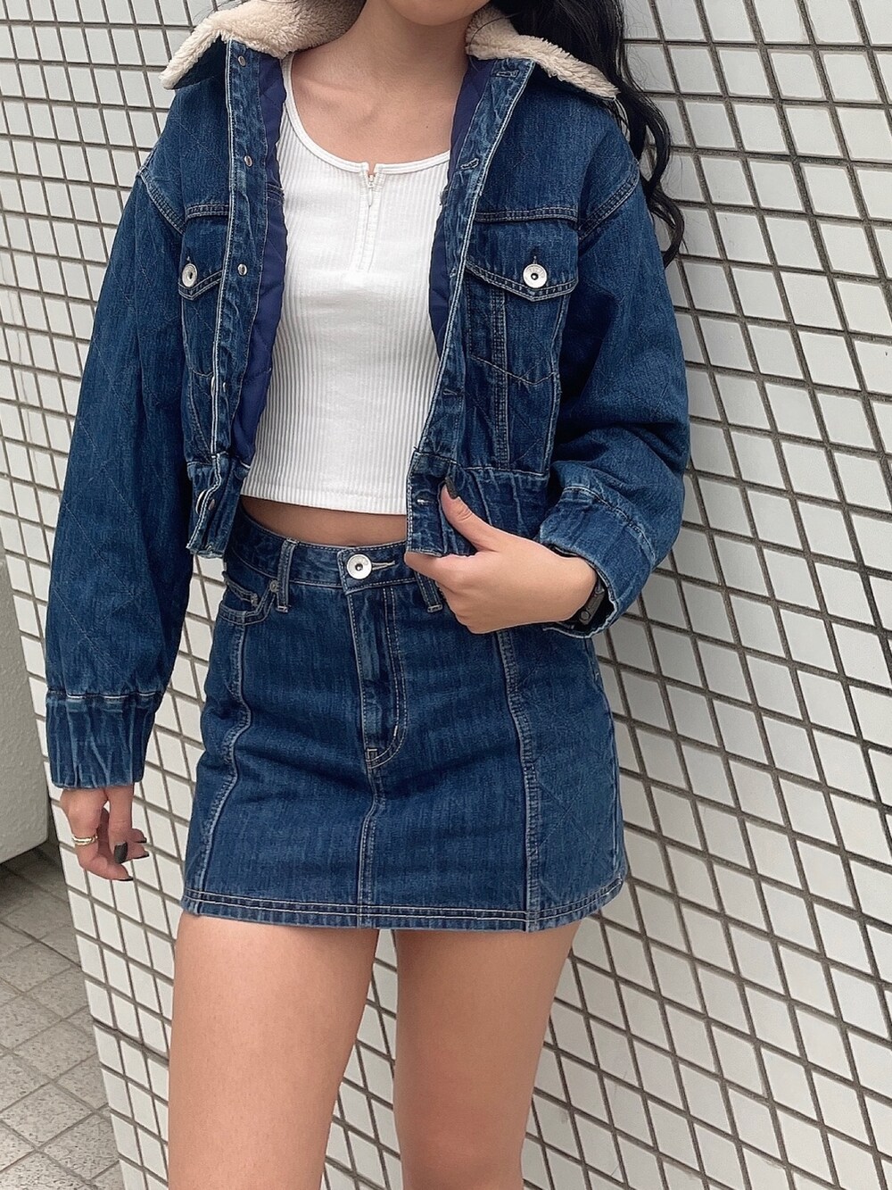 ブルー系のデニムスカート、ホワイト系のTシャツ/カットソー、ブルー系のデニムジャケットを着用したレディースの秋コーディネートの4枚目の写真