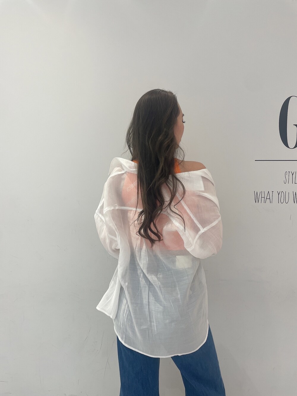 ブルー系のデニムパンツ、ホワイト系のシャツ/ブラウス、ベージュ系のサンダルを着用したレディースの春コーディネートの6枚目の写真