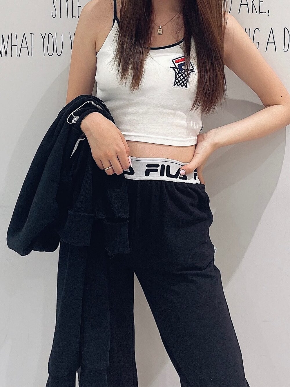 ブラック系のパーカー、グレー系のその他パンツ、ブラック系のキャミソールを着用したレディースの春コーディネートの3枚目の写真