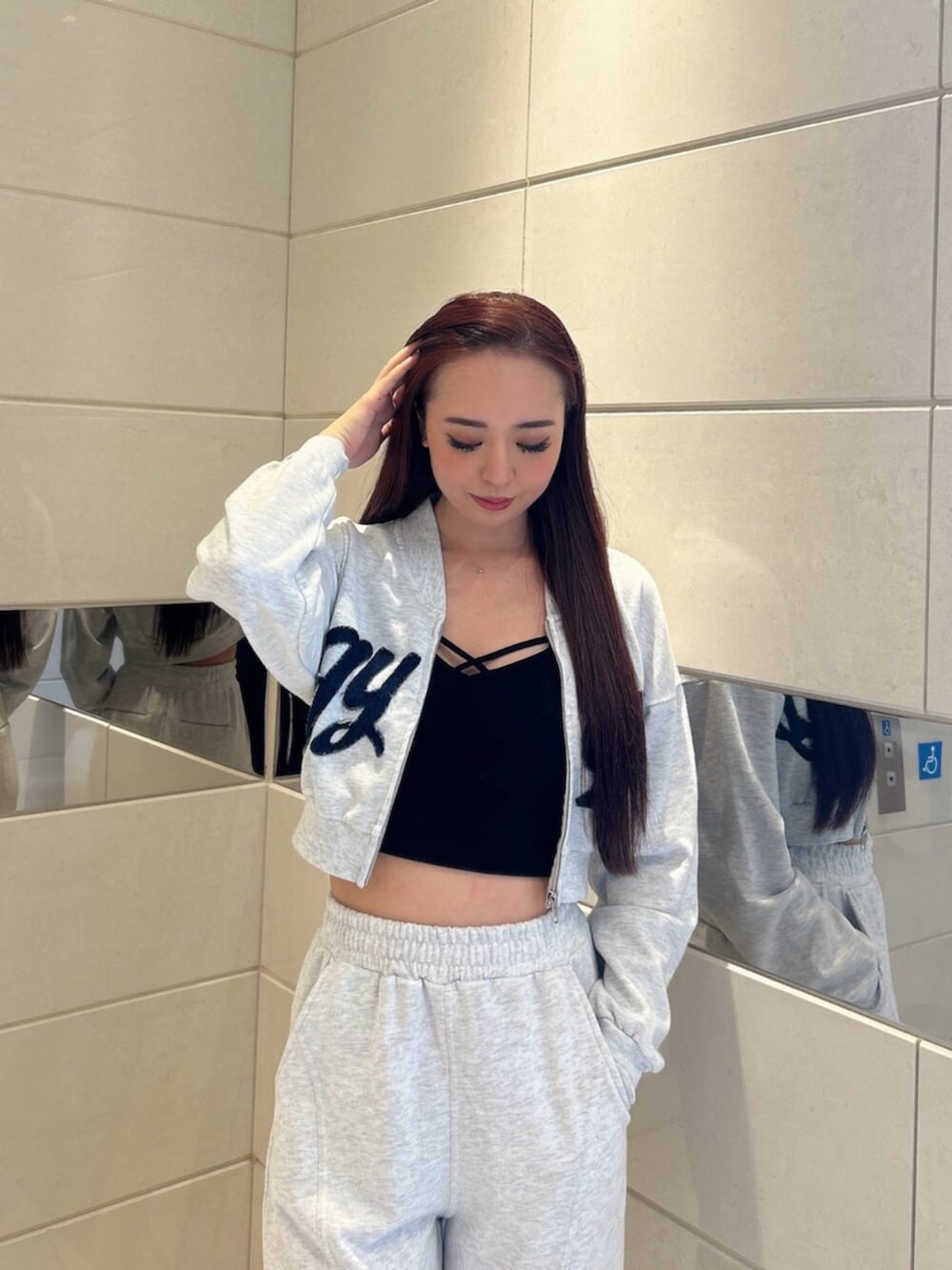 ホワイト系のパンプス、グレー系のスウェット、グレー系のスウェットパンツを着用したレディースの冬コーディネートの4枚目の写真