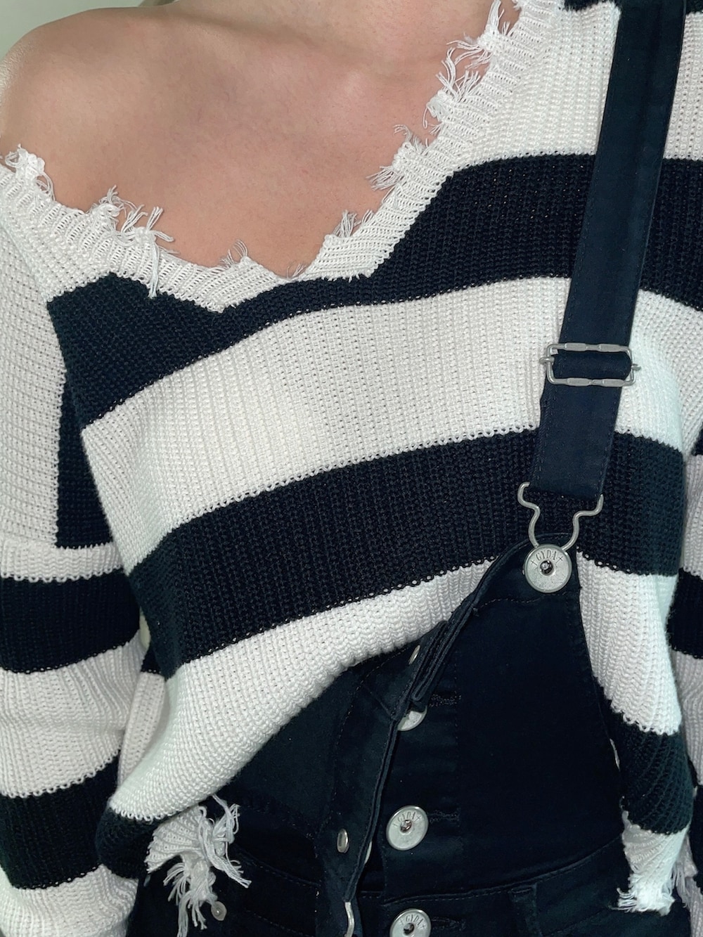 ブラック系のニット/セーター、ブラック系のサロペット/オーバーオール、ブラック系のパンプスを着用したレディースの冬コーディネートの7枚目の写真