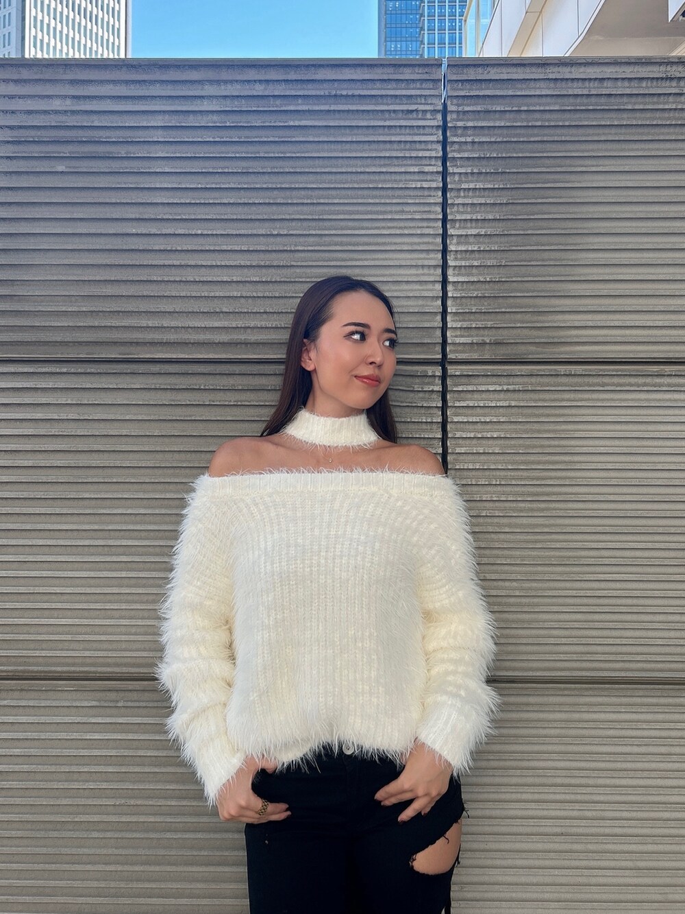 ホワイト系のニット/セーター、ブラック系のデニムパンツ、ブラック系のブーツを着用したレディースの秋コーディネートの5枚目の写真