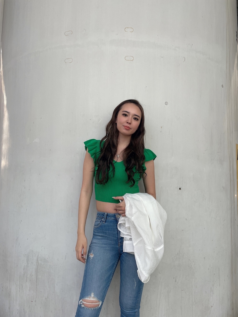 その他のシャツ/ブラウス、グリーン系のニット/セーター、ブルー系のデニムパンツを着用したレディースの春コーディネートの5枚目の写真