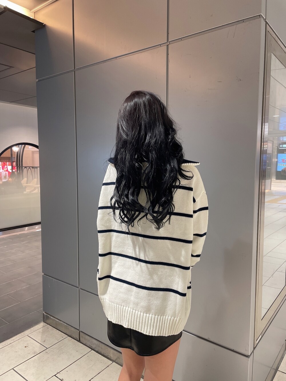 その他のニット/セーター、ブラック系のスカート、ブラック系のブーツを着用したレディースの冬コーディネートの5枚目の写真