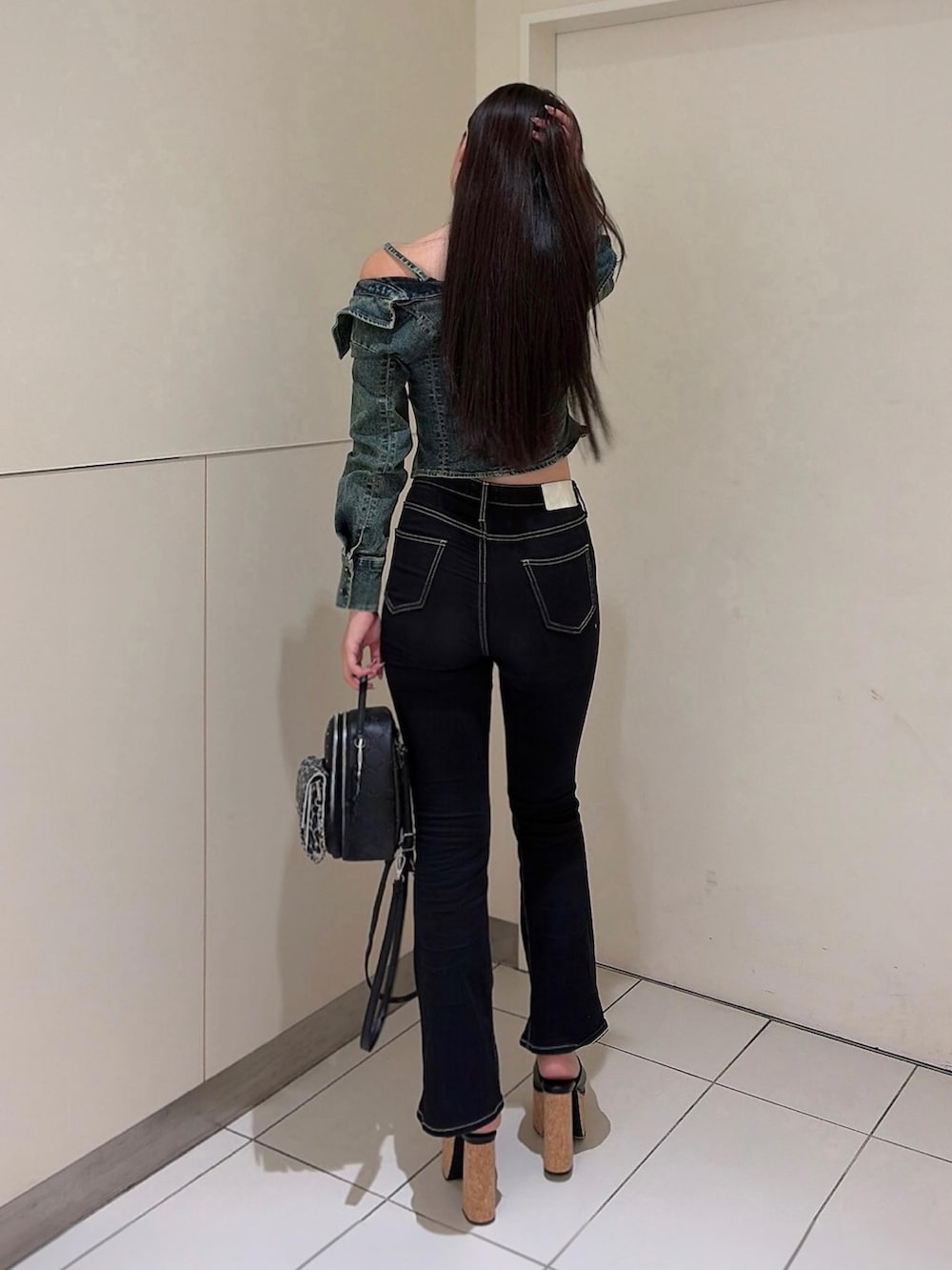 ブルー系のシャツ/ブラウス、ブラック系のデニムパンツ、ブラック系のバックパック/リュックを着用したレディースの秋コーディネートの3枚目の写真