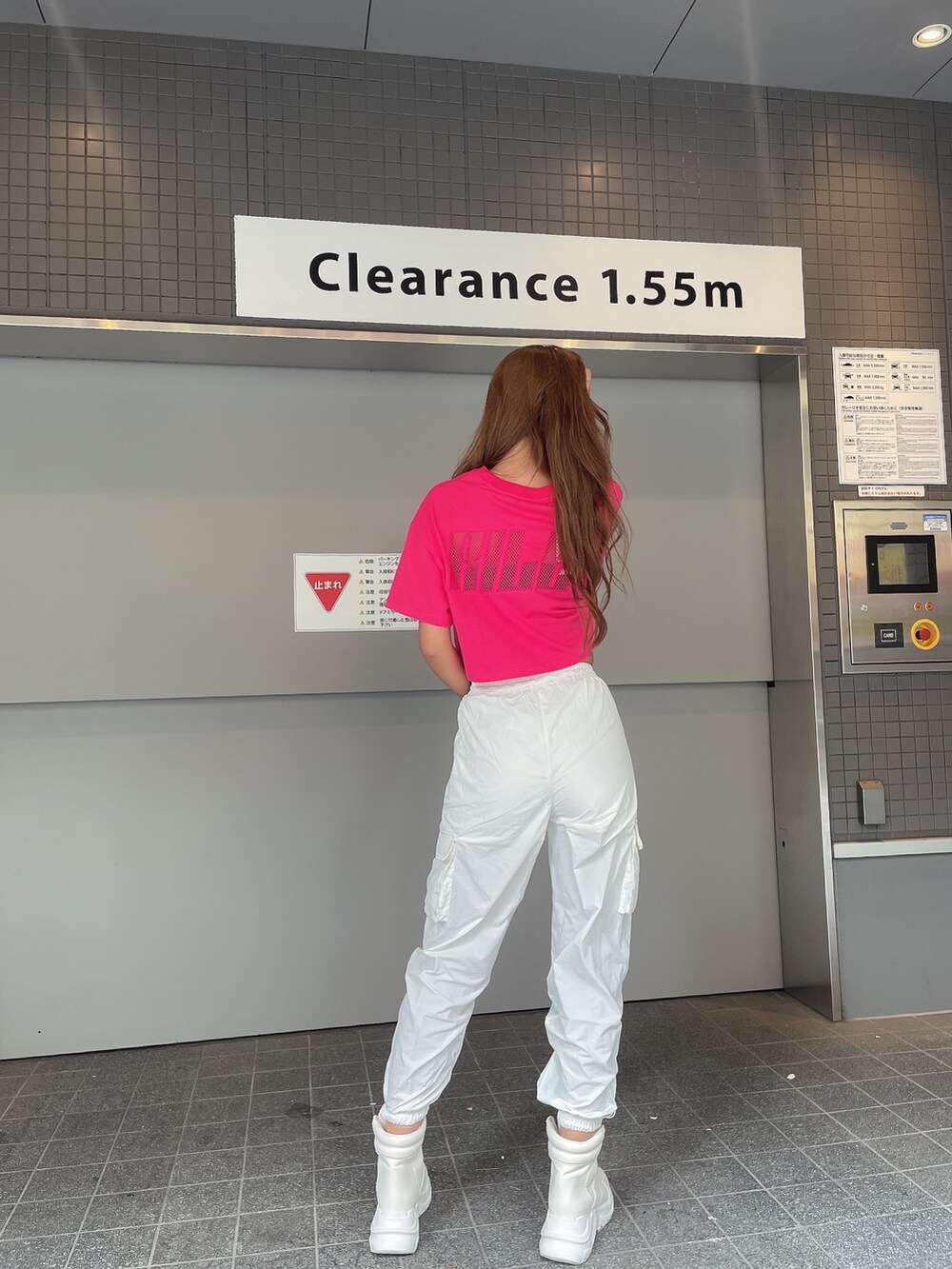 ホワイト系のスニーカー、ホワイト系のカーゴパンツ、ピンク系のTシャツ/カットソーを着用したレディースの夏コーディネートの2枚目の写真